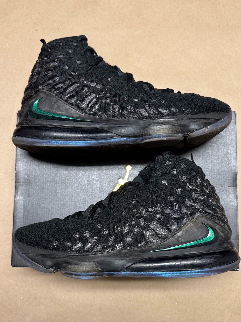 Nike Air Lebron 17 Currency Men’s size 10 Basketball shoes Rare!